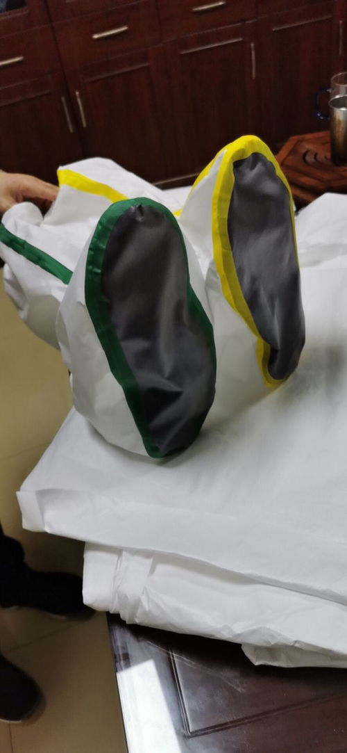 临危受命 青岛服装公司为前线医护人员研发防护靴套